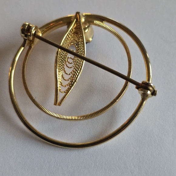 Vintage brooch concentric circles filigree leaf gold tone pin Blue gem - Picture 3 of 8